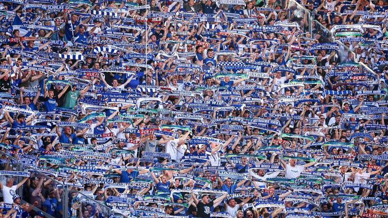 Die Schalker Fans hoffen auf einen Sieg gegen den HSV.