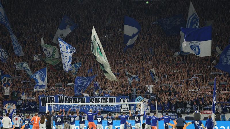 Erster Bayern-Patzer der Saison - Schalke-Party nach 0:0 Die Schalker Spieler werden gefeiert.