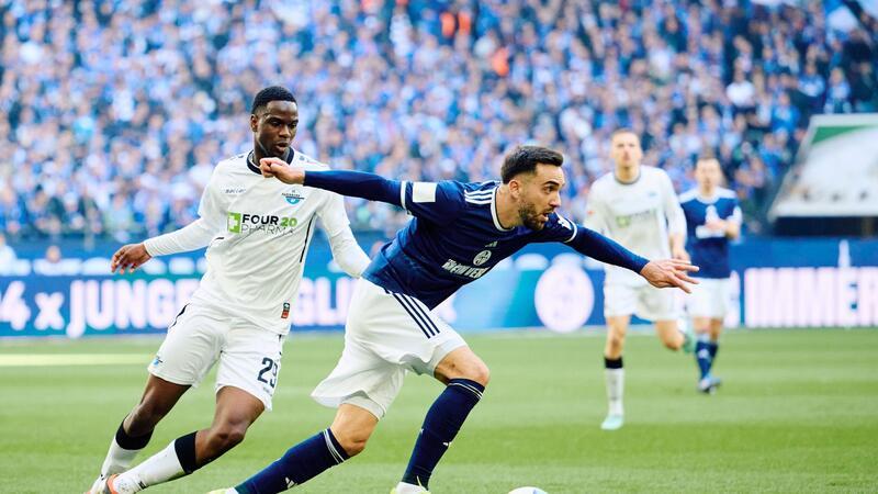 Kiel baut Vorsprung aus - Wildes Schalke-Spiel Die Schalker um Kenan Karaman (r) verspielten gegen Paderborn eine 2:0-Führung.