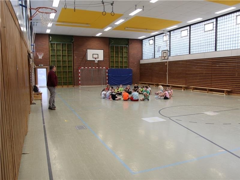 Die Schallschutzdämmung der Sporthalle der Grundschule Altkloster (oben links) rieselte herunter und wurde entfernt; nun ist das Arbeiten hier wegen des Halls nicht mehr akzeptabel.