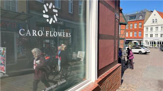 Die Schaufenster von Caro Flowers sind schon vorbereitet in der Hökerstraße nahe dem Fischmarkt. Doch eröffnen kann Carolin Dörich nicht.