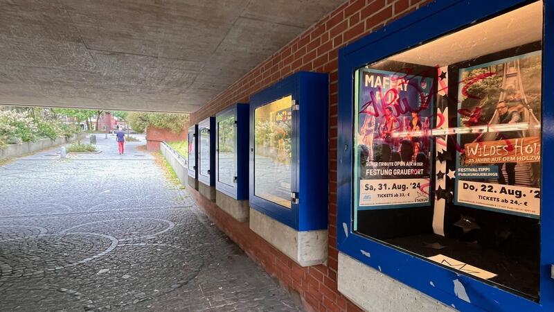Die Schaukästen beleuchten eine Wand der Unterführung. Bei Dunkelheit nicht ausreichend, kritisieren Passanten.