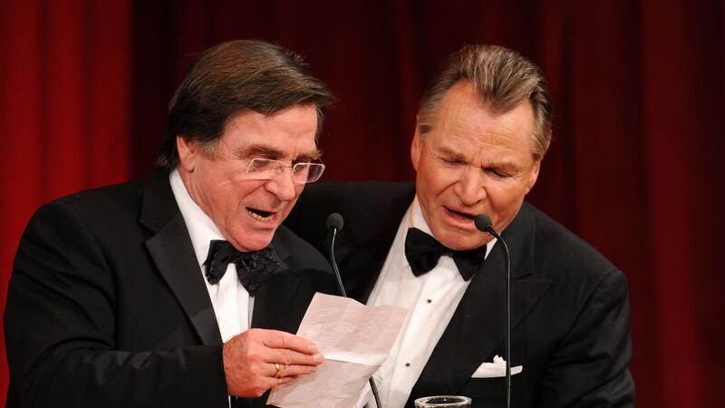 Die Schauspieler-Brüder Elmar (l) und Fritz Wepper bedanken sich für die Verleihung des Deutschen Entertainment-Preises DIVA (2009).