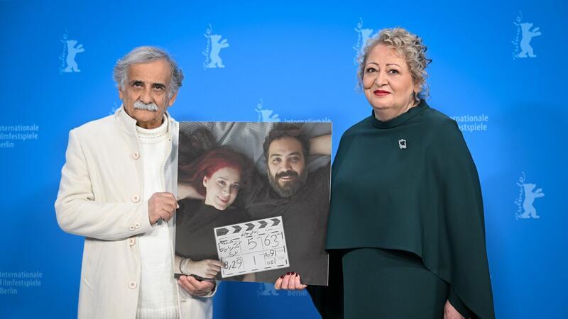 Trotz Reiseverbot: Standing Ovations für iranisches Film-Duo Die Schauspieler Esmail Mehrabi (l) und Lily Farhadpour (r) kamen ohne ihre Regisseure zur Berlinale - zeigten sie aber auf einem Foto.