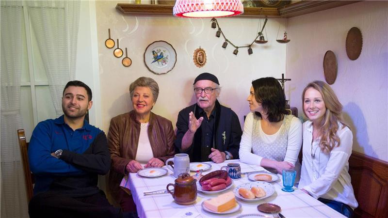 Die Schauspieler Hüseyin Ekici (Orkan Kortuglu), Marie-Luise Marjan (Helga Beimer), der Produzent der Fernsehserie „Lindenstraße“, Hans W. Geißendörfer, und die Schauspielerinnen Daniela Bette (Angelina Buchstab) und Clara Dolny (Josi Stadler) sitzen in Speyer im Museum Wilhelmsbau am Technik Museum in der Originalkulisse der Wohnküche der „Lindenstraße“-Hausmeisterin Else Kling.