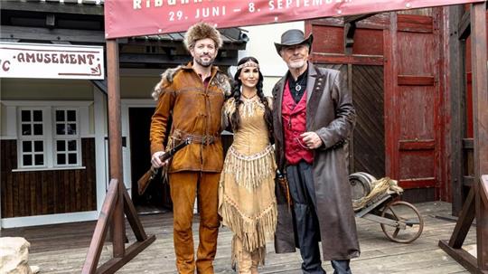 Die Schauspieler Jan Hartmann (l-r), Sila Sahin und Nick Wilder präsentieren sich in ihren Kostümen und Rollen.