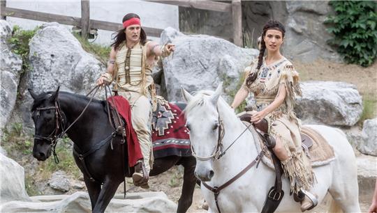 Die Schauspieler Nadine Menz als Nscho-tschi und Alexander Klaws als Winnetou spielen auf der Fotoprobe zur neuen Produktion der Karl-May-Spiele "Winnetou I - Blutsbrüder".  Foto: Markus Scholz/dpa