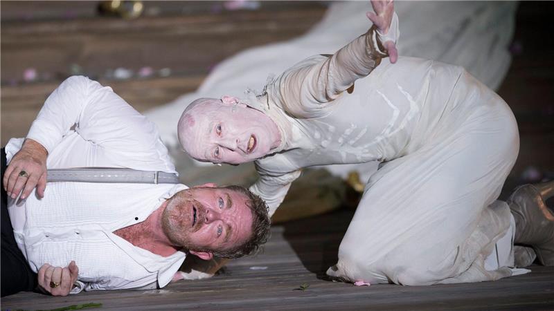 800 Mal der Tod eines Superreichen in Salzburg Die Schauspieler Peter Lohmeyer als Tod und Cornelius Obonya (links) als Jedermann bei einer Probe im Jahr 2016.