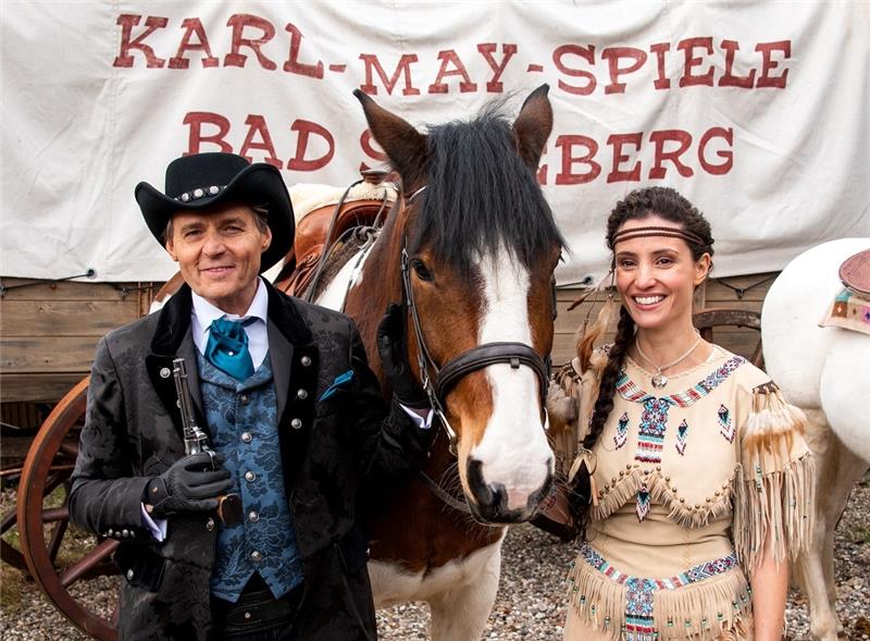 Die Schauspieler Wolfgang Bahro (l) als Gangsterboss Sander und Nadine Menz als Winnetous Schwester Nscho-tschi stehen bei ihrer Vorstellung bei den Karl-May-Spielen zusammen. Das Stück «Winnetou I - Blutsbrüder» feiert am 24. Juni 2023 Premiere. Foto: Daniel Bockwoldt/dpa