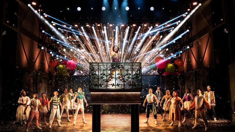 Großer Bewerberandrang für Jukebox-Musical „& Julia“ Die Schauspieler und Sänger des Musicals „& Julia“ um die Hauptdarstellerin Lorna Courtney stehen auf der Bühne.
