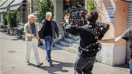 Die Schauspieler verabschieden sich gemeinsam, ihre Rollen gehen zusammen in Pension. 