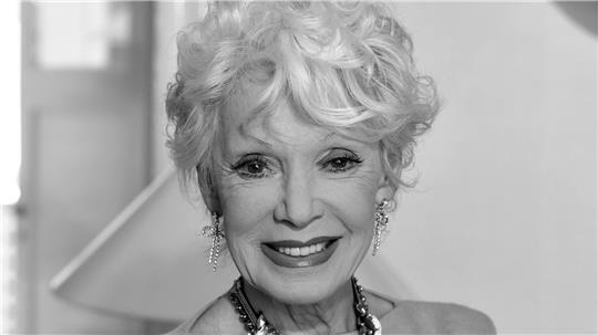 Die Schauspielerin Anita Kupsch im Wohnzimmer ihrer Wohnung. Die Berliner Schauspielerin ist am 03.07.2025 im Alter von 85 Jahren gestorben.
