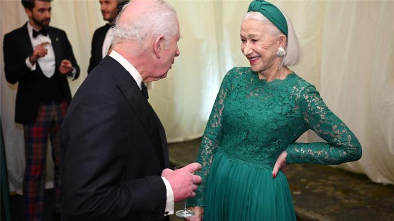 Charles diniert mit Beckhams, Mirren und Versace Die Schauspielerin Helen Mirren verkörperte Charles‘ Mutter Königin Elizabeth in dem Film „Die Queen“ von 2006.