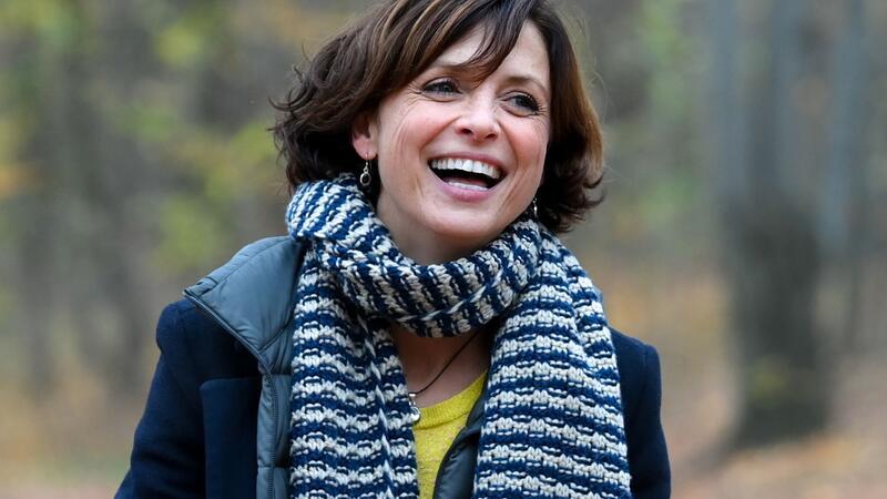 Die Schauspielerin Julia Brendler bei einem Spaziergang im Park Schönholzer Heide.