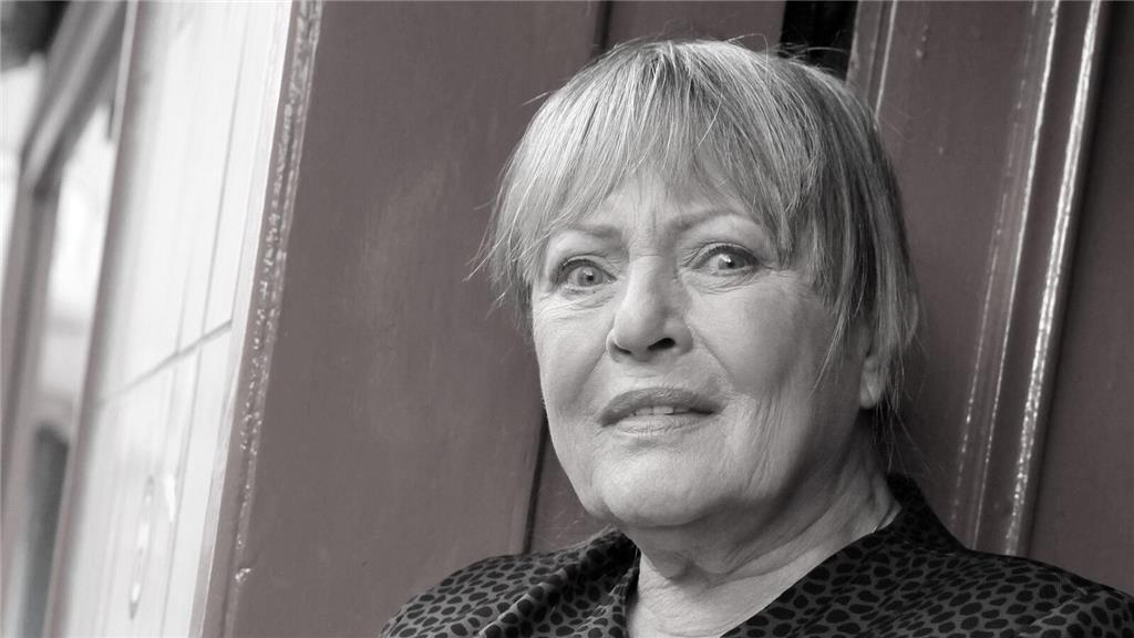 Die Schauspielerin Karin Baal steht vor einer Gaststätte im Stadtteil St.Pauli w...