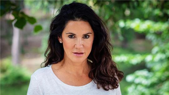Die Schauspielerin Mariella Ahrens ist eines der bekanntesten deutschen TV-Gesichter und hat in zahlreichen Film- und Fernsehproduktionen mitgewirkt. Mit dem Dschungelcamp und freizügigen Playboy-Fotos sorgte sie für Furore.