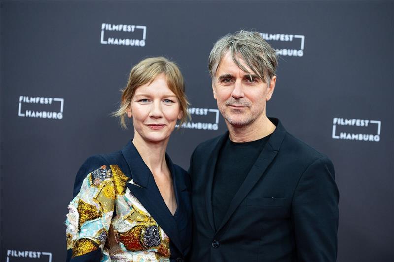 Die Schauspielerin Sandra Hüller (l) und Schauspieler Jens Harzer vor der Verleihung des Douglas-Sirk-Preises des Filmfestes Hamburg.