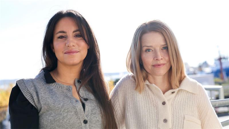 Die Schauspielerinnen Almila Bagriacik (l) und Karoline Schuch bilden das neue Kieler „Tatort“-Duo. (Archivbild)