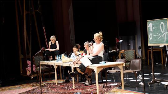 Die Schauspielerinnen Mavie Hörbiger (l-r), Azaria Dowuona-Hammond, Sebastian Rudolph und Caroline Petersund bei der Leseprobe von Elfriede Jelineks „Unter Tieren“ im Burgtheater.