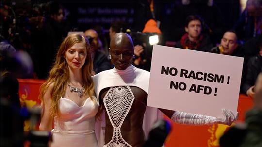 Die Schauspielerinnen Pheline Roggan (l) und Papis Loveday (r) setzen bei der Berlinale ein Zeichen gegen Rechtsextremismus.