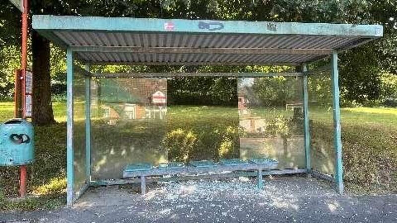 Die Scheiben der Bushaltestellen wurden zerstört.