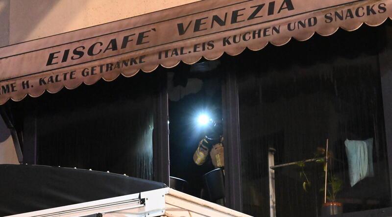 Die Scheiben und das Innere des Eiscafés sind verrußt.