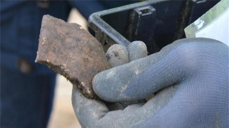 Archäologen: Spannende Funde entlang der Suedlink-Trasse Die Scherbe eines Tongefäßes hält Grabungstechniker Alexander Grigoryan in der Hand. Anhand solcher Scherben können Archäologen eine Datierung vornehmen. Diese Scherbe stammt aus dem 5. bis 6. Jahrhundert nach Christi Geburt.