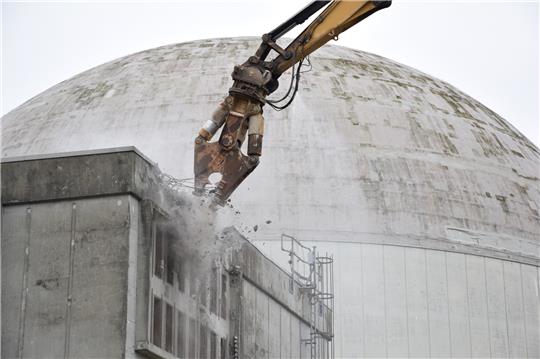 Die Schere des Baggers beißt sich durch den Stahlbeton des „unabhängigen Notstandgebäudes“ direkt neben der AKW-Kuppel. Fotos: Strüning