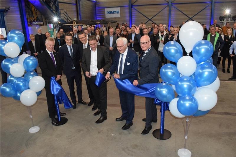Neues Werk auf ehemaligem Kopp-Gelände in Buxtehude eröffnet Die Scherpe ist durchschnitten. Von links: Primo-CEO Claus Tønnesen, Sales Director Kristoffer Larsen, Group Director Allan Larsen, Firmeninhaber Fleming Grunnet und Geschäftsführer Deutschland Oliver Beer bei der Eröffnung. Foto: Möller