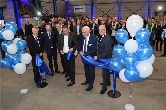 Die Scherpe ist durchschnitten. Von links: Primo-CEO Claus Tønnesen, Sales Director Kristoffer Larsen, Group Director Allan Larsen, Firmeninhaber Fleming Grunnet und Geschäftsführer Deutschland Oliver Beer bei der Eröffnung. Foto: Möller
