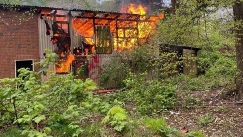 Großfeuer-Alarm an der B73: Gesamte Stader Feuerwehr im Einsatz Die Scheune stand in Vollbrand.