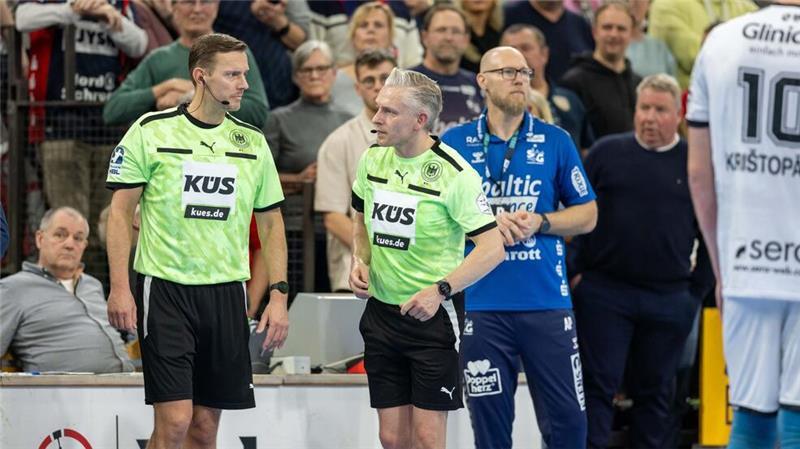 Die Schiedsrichter Robert Schulze (M) und Tobias Tönnies (l) hatten in der Endphase viel zu tun.