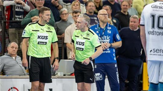 Die Schiedsrichter Robert Schulze (M) und Tobias Tönnies (l) hatten in der Endphase viel zu tun.
