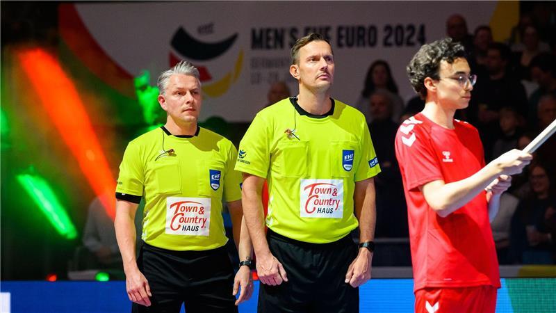 Die Schiedsrichter Robert Schulze (l) und Tobias Tönnies pfeifen oft die Topspiele. (Archivbild)