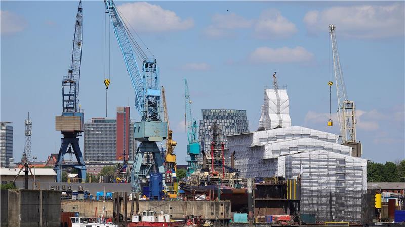 Die Schiffbau- und Meerestechnikbranche beschäftigt bundesweit rund 200.000 Menschen und setzt pro Jahr insgesamt rund 40 Milliarden Euro um. 