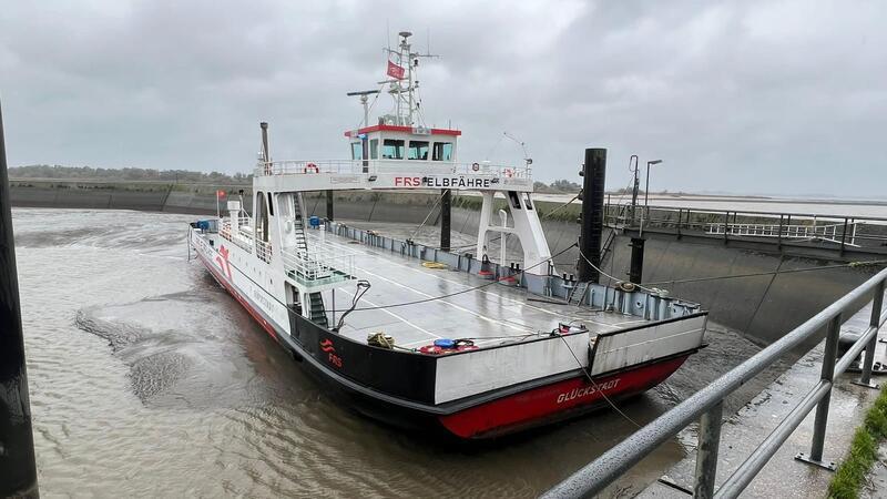 Wegen Niedrigwasser muss die FRS-Elbfähre im Hafen bleiben.