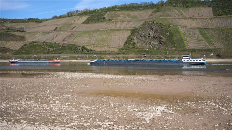Trockenheit hält mindestens bis zum Wochenende an Die Schiffe können wegen der niedrigen Wasserständen weniger Ladung transportieren.