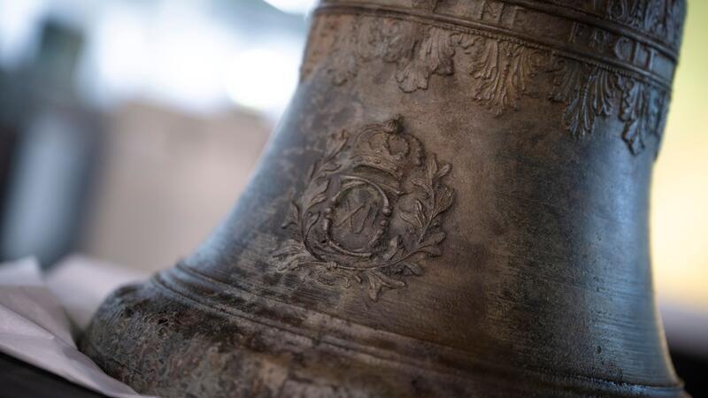 Kochtopf und Kanone - Schiffswracks erzählen Kriegsgeschichte Die Schiffsglocke der 1714 vor der Küste des heutigen Mecklenburg-Vorpommern gesunkenen schwedischen Fregatte „Postillon“ gilt als spektakulärer Fund.