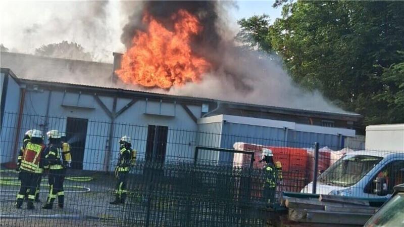 „Flammeninferno“: Fleischerei-Betreiber äußern sich nach Großbrand Die Schlachterei in Warstade brannte lichterloh.