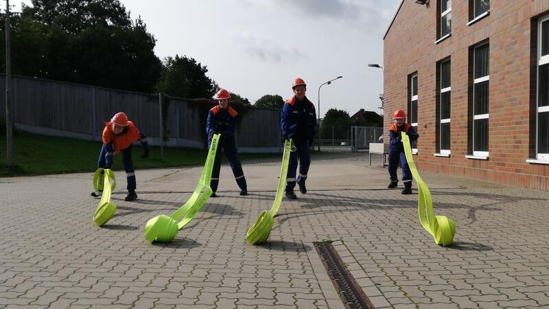 Mehr Bewerber als Plätze: Boom bei der Jugendfeuerwehr in Harsefeld Die Schläuche und Geräte lernen die Jugendlichen in den Diensten kennen und zu benutzen.