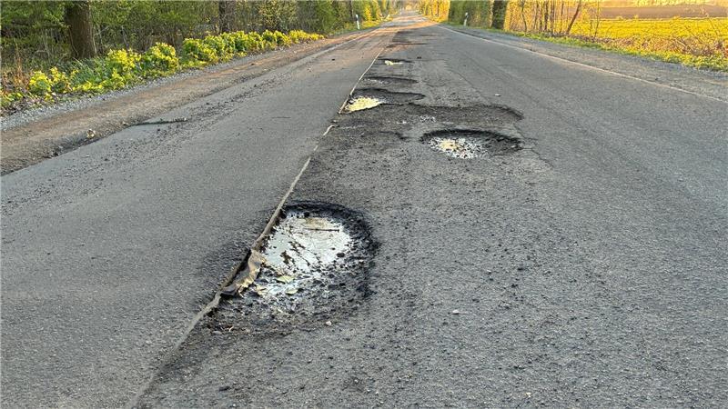 Die Schlaglöcher werden voraussichtlich in der kommenden Woche mit Heißasphalt verfüllt.