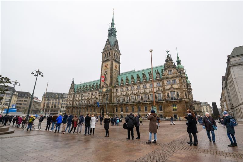 Die Schlange der Impfwilligen reicht über den gesamten Rathausmarkt. Foto: dpa-Bildfunk