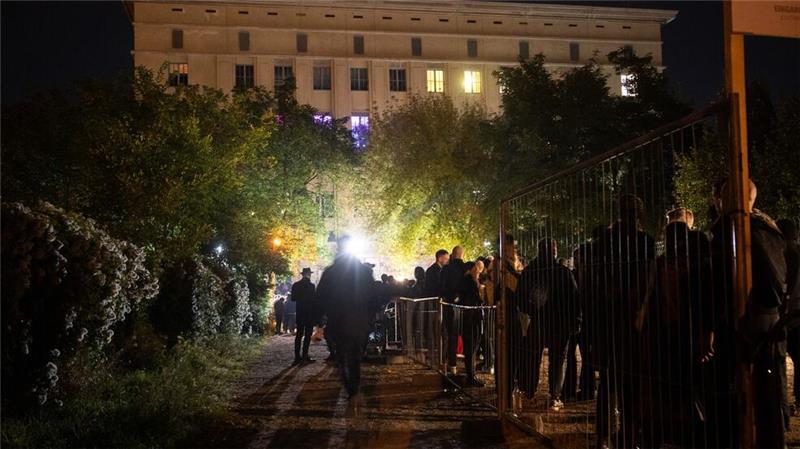 Der drohende Untergang des Nachtlebens Die Schlange vor dem weltbekannten Berliner Club: Hunderte stehen vor dem „Berghain“. Der Name leitet sich vom Bezirk Friedrichshain-Kreuzberg ab, in dem sich der Club in einem früheren Heizkraftwerk befindet. (Archivbild)