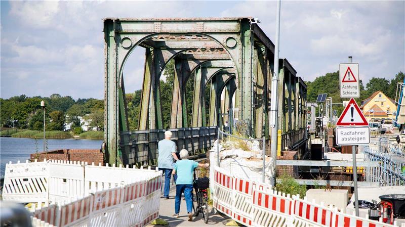 Die Schlei kann hier seit Jahren nur noch über eine provisorische Fußgängerbrücke überquert werden.