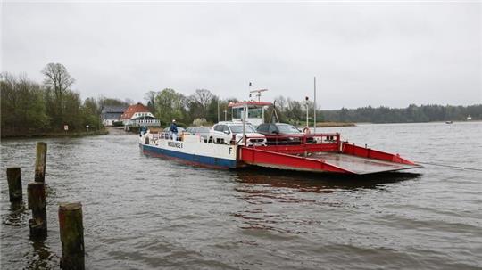 Die Schleifähre „Missunde II“ fährt über die Schlei von Missunde zum Anleger Brodersby.