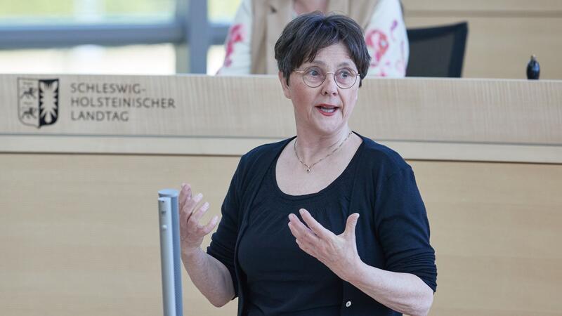 Marburger Bund: Heinold optimistisch für Tarifverhandlungen Die Schleswig-Holsteinische Finanzministerin Monika Heinold spricht im Landtag.