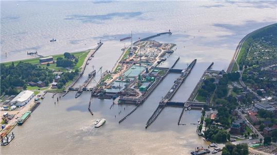Die Schleuse zwischen Elbe (oben) und Nord-Ostsee-Kanal (NOK) in Brunsbüttel.