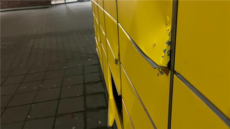 Die Schließfächer der DHL-Packstation an der Harburger Straße wurden gewaltsam aufgebrochen.