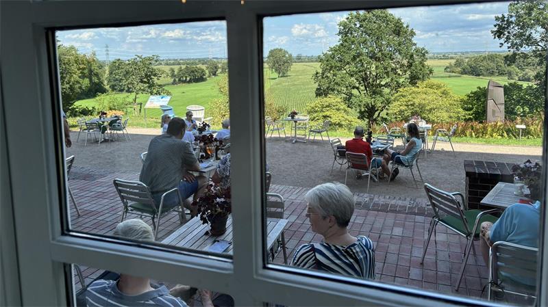 Kuchen essen wie eine Gräfin im Schlosscafé in Agathenburg Die Schlossterrasse ist ein beliebter Treffpunkt für Ausflügler.