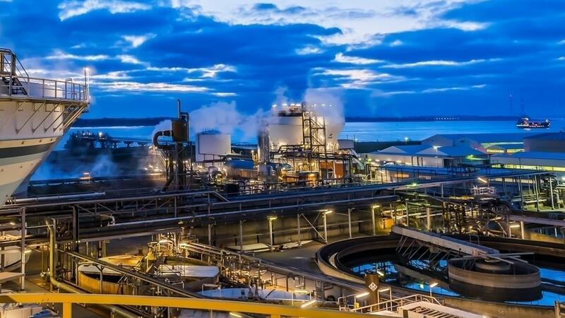 Die Schlote im Stader Industriepark sollen weiter rauchen - aber klimaneutral.